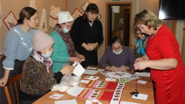 В народном музее «Земля и люди» прошел мастер-класс «Тайны чувашской вышивки»
