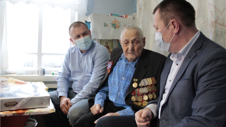 Борис Леонтьев и Андрей Губанов посетили жителя поселка Речной, ветерана Великой Отечественной войны и труда Ермолая Федоровича Пахарева.