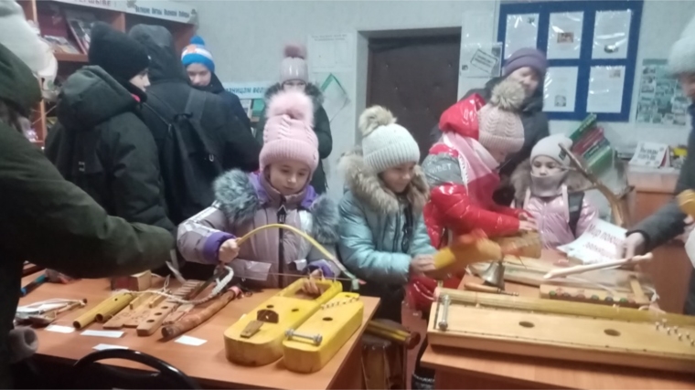 Выставка инструментов в Верхнекляшевской сельской библиотеке