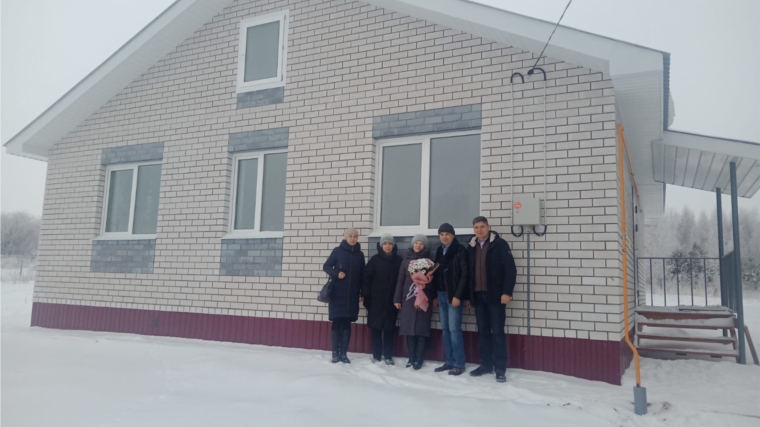 Многодетной семье Сурановых 30. 12.2021 вручили ключи от нового, благоустроенного жилого дома