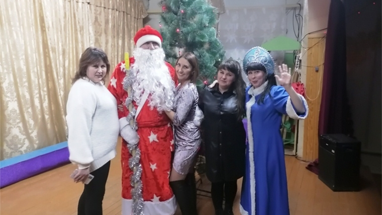 Работники Новочурашевского ЦСДК организовали для зрителей и гостей новогоднее праздничное мероприятие