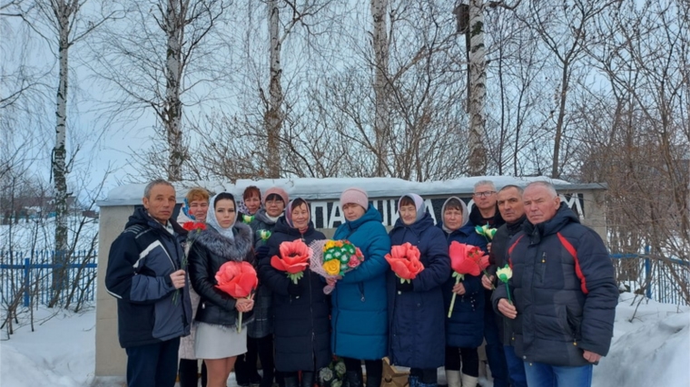 Возложение цветов к памятнику неизвестного солдата в Малотаябинском сельском поселении