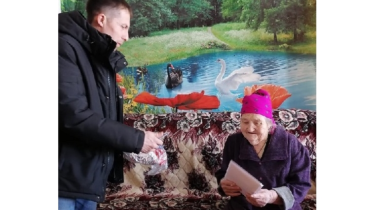 Долгожительница деревни Тувалькино принимает поздравления с 90 - летием.