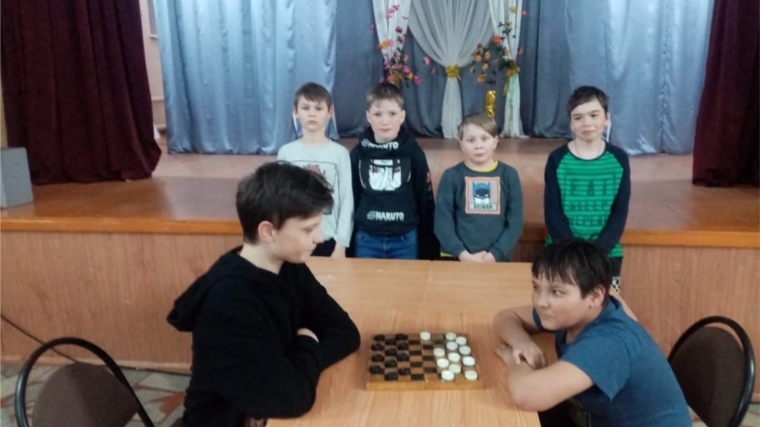 Работники культуры Сюрбей-Токаевского СДК организовали турнир по шашкам «Путь в дамки»