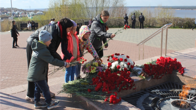 Возложение цветов к Монументу Воинской Славы и памятнику воинам, погибшим в локальных конфликтах