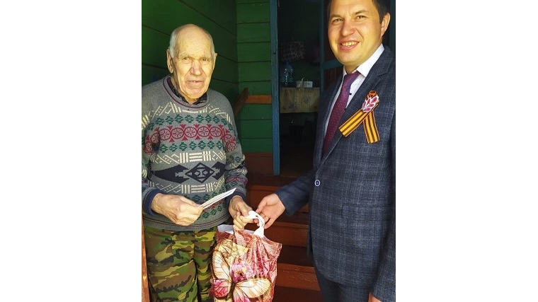 Глава Никулинского сельского поселения Васильве Г.Л. лично поздравил тружеников тыла ВОВ.