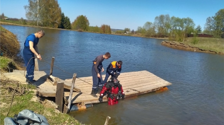Водолазы Чувашской поисково-спасательной службы обследовали и очистили дно водоема