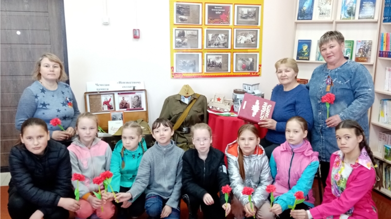 Мастер-класс по изготовлению красных гвоздик к 9 Мая в Чагасьском СДК