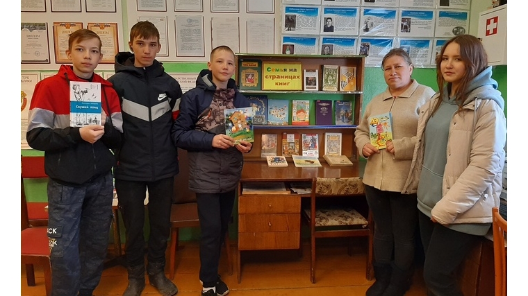 Книжная выставка с обзором "Семья на страницах книг" в Тойгильдинской сельской библиотеке