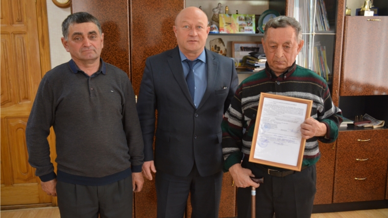 Глава администрации района вручил жилищный сертификат переселенцу из Крайнего Севера