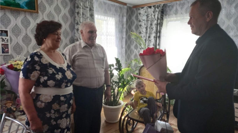 В междунардный День семьи золотую свадьбу 50 лет супружеской жизни отмечает семья Сенотовых