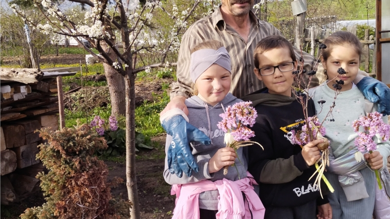 Юные читатели Хорнойской сельской библиотеки побывали на экскурсии у садовода-любителя В. Ершова
