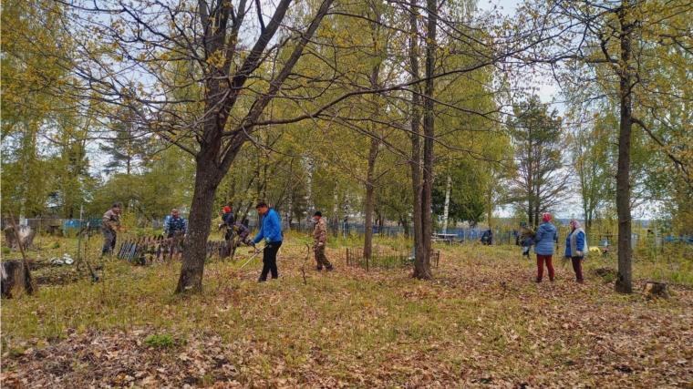 В Новочурашевском сельском поселении прошли субботники по очистке и благоустройству территорий кладбищ