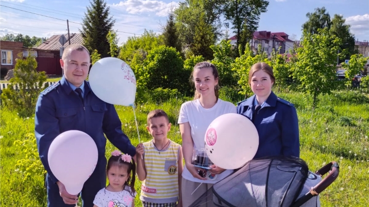 Прокуратура Ядринского района поздравила многодетную семью с Международным днем защиты детей