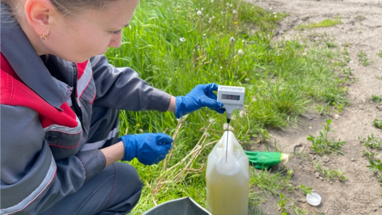 Произведен отбор проб воды для анализа и определения вреда окружающей среде