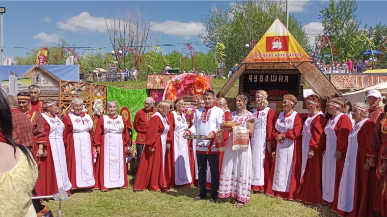 Работники культуры Яльчикского района на праздновании Дня Республики.