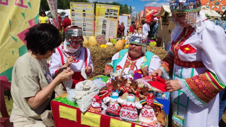 Работники культуры Кшаушского ЦСДК на праздновании Дня Республики в этнокомплексе «Амазония»
