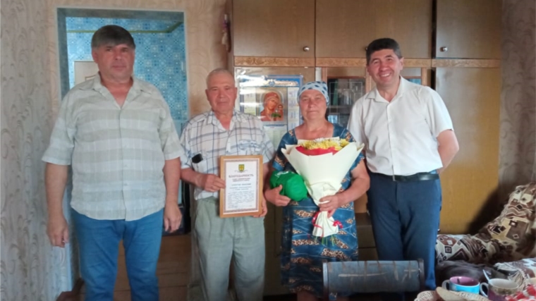 Глава администрации района поздравил супругов Ивановых с 50-летним юбилеем совместной жизни