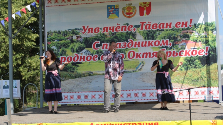 Участники художественной самодеятельности Сутчевского поселения на дне села Октябрьское