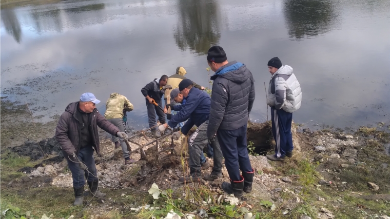 Очистка пруда в деревне Кумаши