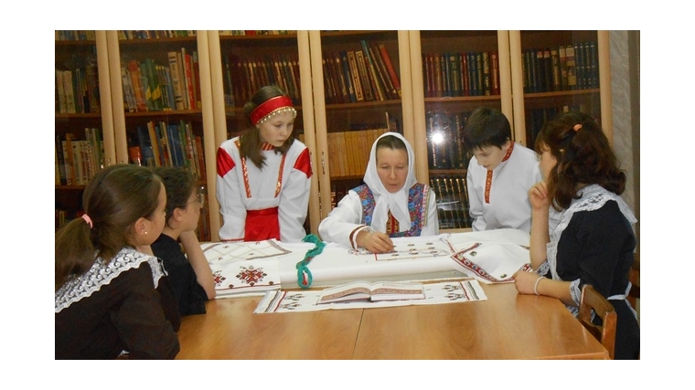 Участие Большевыльской сельской библиотеки в онлайн фотоакции «Волшебство чувашской вышивки».