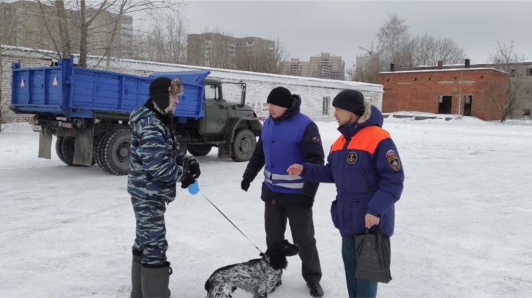 В городе Новочебоксарске проводится профилактическая работа с населением по разъяснению опасности выезда на лёд на транспортных средствах