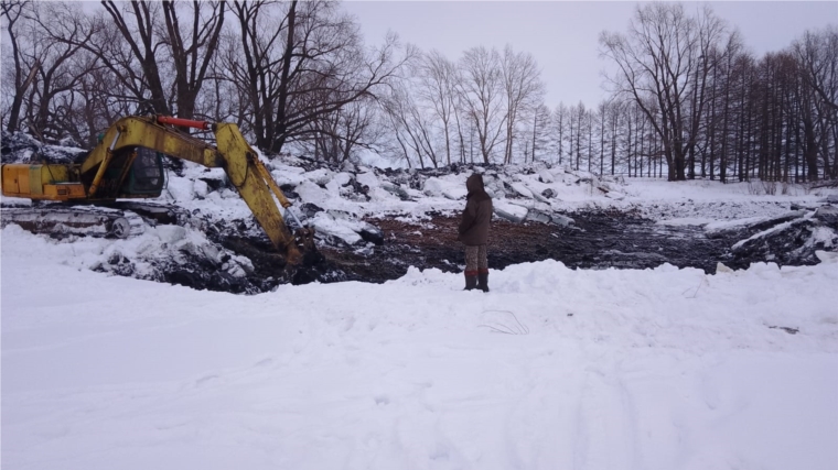 Жители деревни Ойкас-Кибеки своими силами очищают пруд