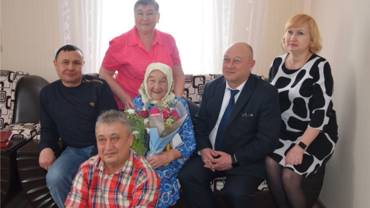 Глава округа Андрей Тихонов поздравил долгожительницу деревни Тузи-Сярмус Марию Михайлову с юбилеем