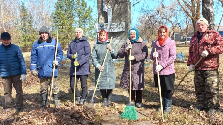 Специалисты Пандиковского территориального отдела и работники культуры провели очистку территории памятника