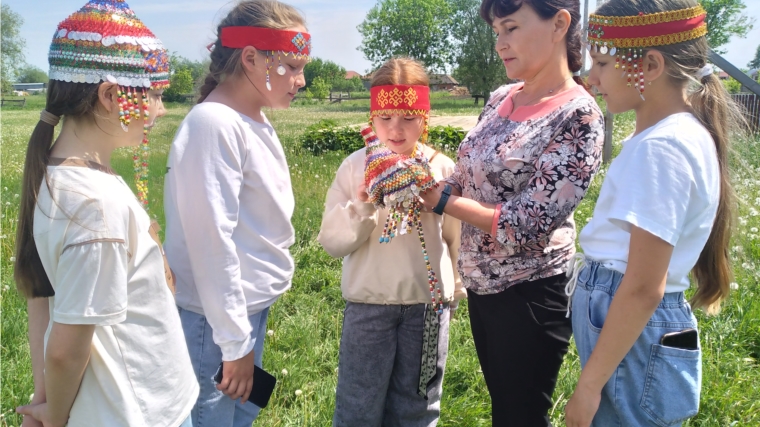 В Трехбалтаевском ЦСДК провели познавательный час для детей "Чувашские головные уборы".