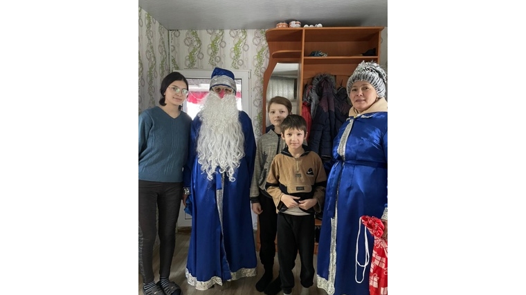 Работники Вотланского СДК поздравили семьи участников СВО с наступающим Новым годом