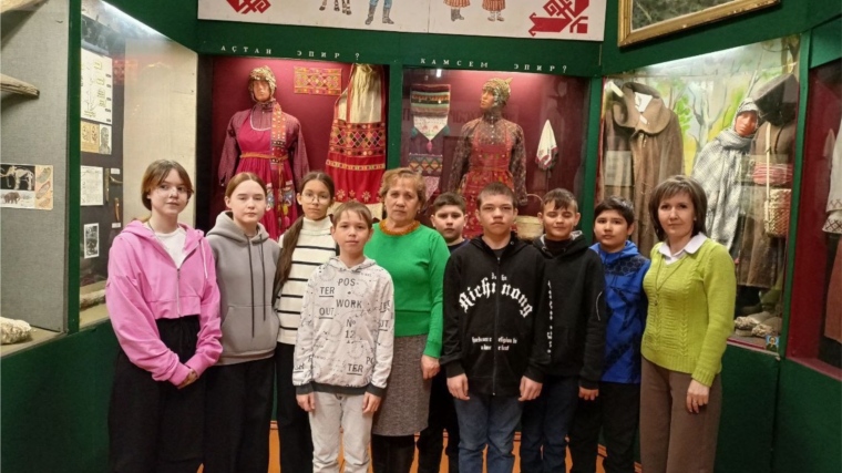 Учащиеся Карабай-Шемуршинской средней школы посетили Большебуяновский музей