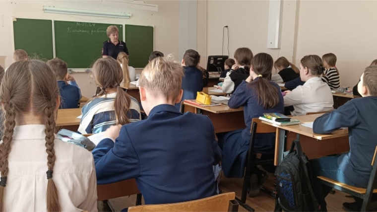 Сотрудники Чувашского ЛО МВД России на транспорте провели профилактическую беседу со школьниками