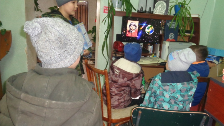 Познавательно-информационный час «Юрий Гагарин - сын Земли» в Вурманкасинской сельской библиотеке