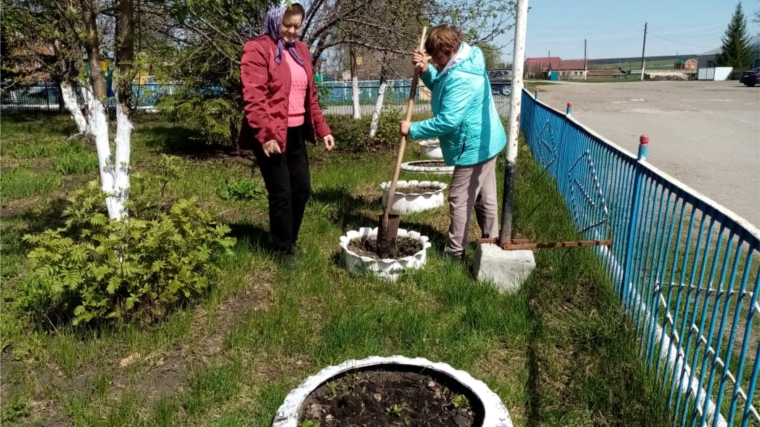 Работники Чурачикского сельского дома культуры подготовили клумбы к посадке цветов