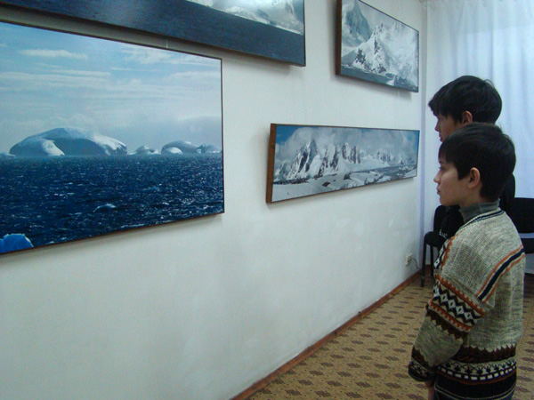 К 190-летию со дня открытия Антарктиды в КВЦ «Радуга» открылась фотовыставка «Суровая красота Антарктиды»