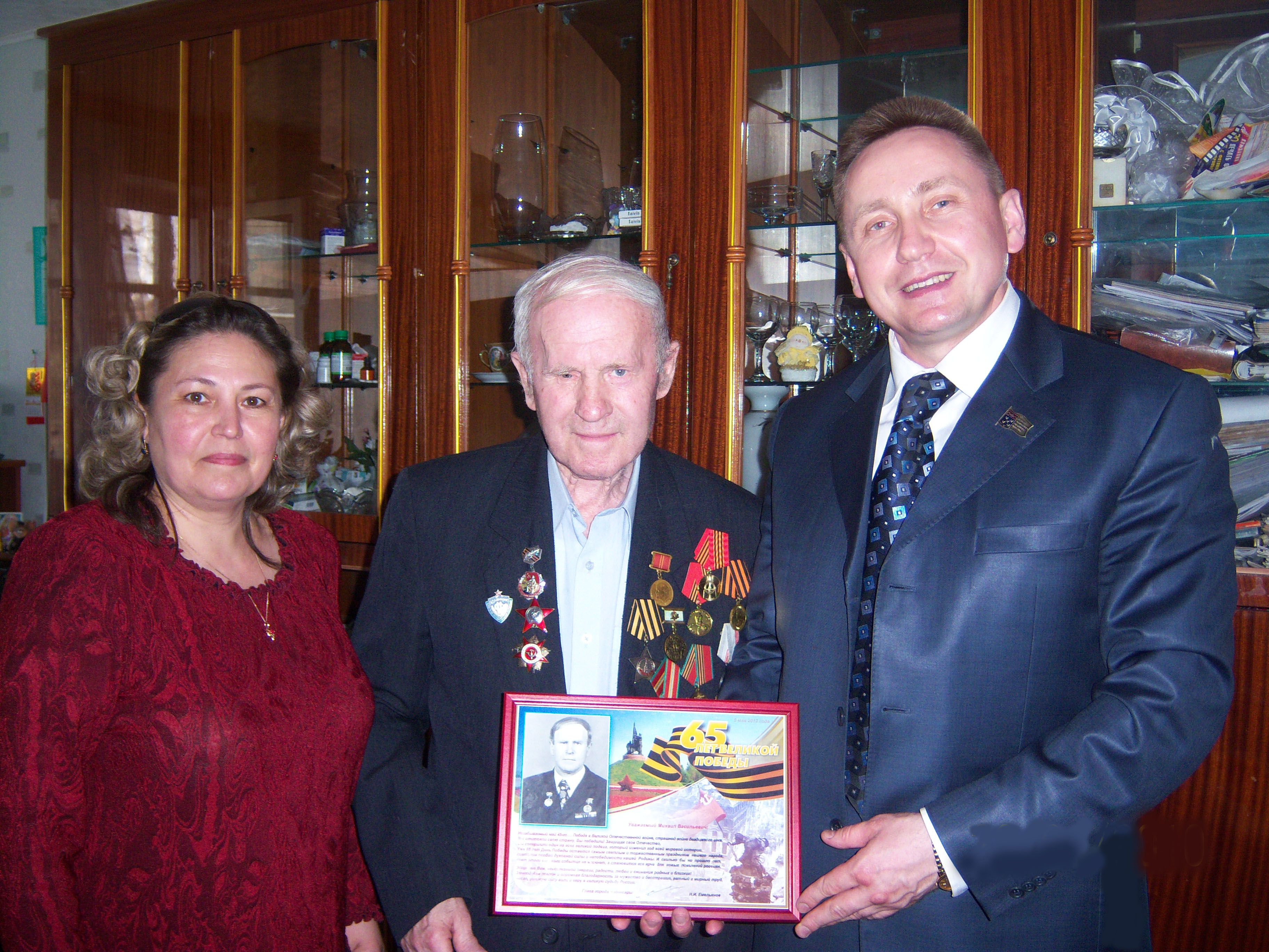 Депутаты совместно с органами ТОС вручают ветеранам именные поздравления главы города Чебоксары