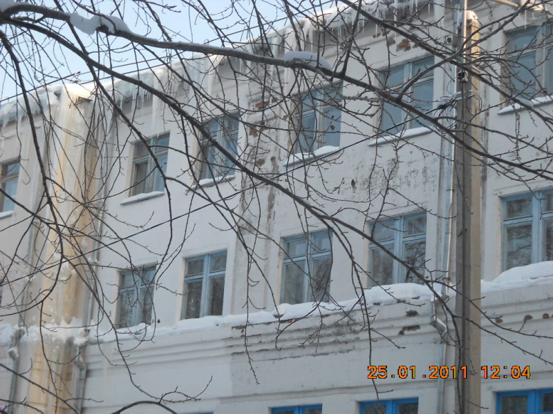 Специалисты ЖКХ Московского района уделяют повышенное внимание появлению на зданиях сосулек и снежных козырьков