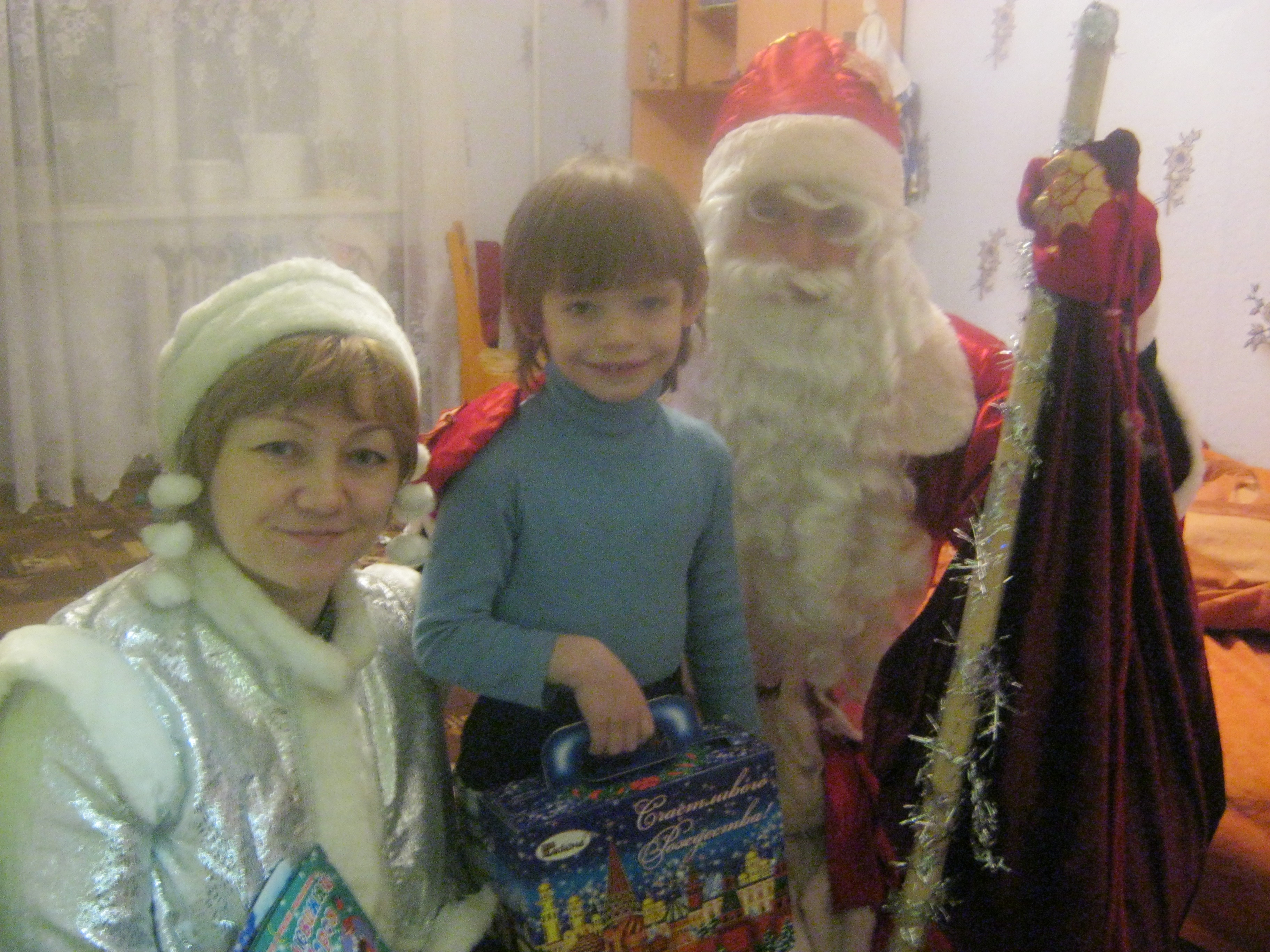 В преддверии Нового года Дед Мороз и Снегурочка поздравят детей-сирот на дому