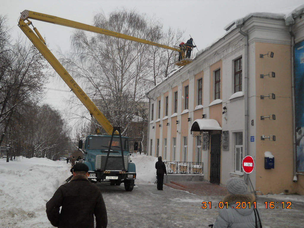 Жилищно-коммунальные предприятия Московского района продолжают работу по очистке кровель от снежно-ледяных образований