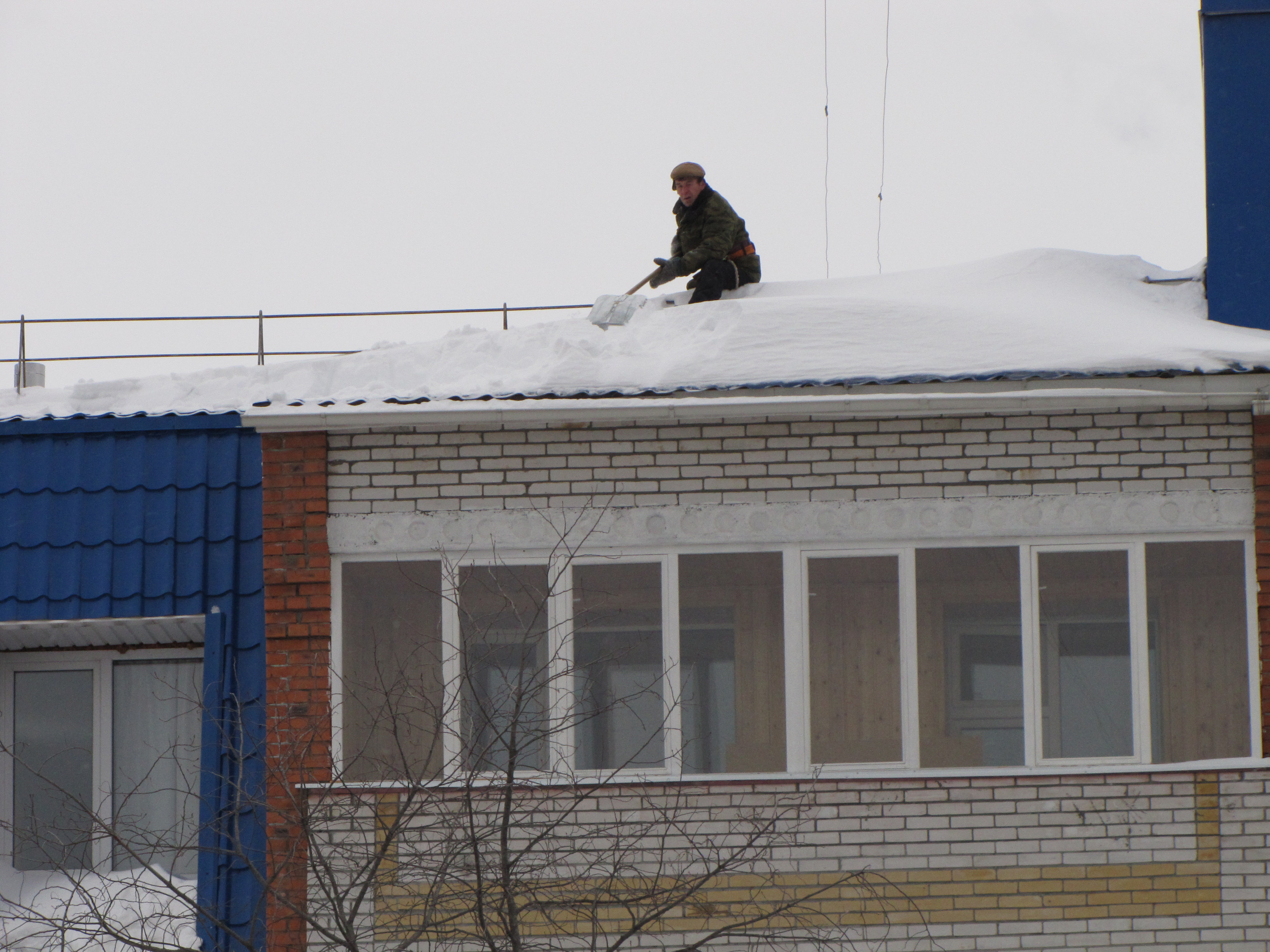 Работы по уборке снега продолжаются в Московском районе г. Чебоксары