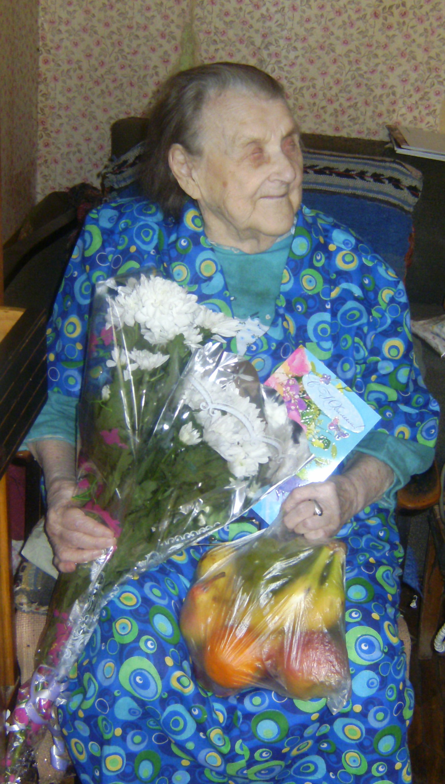 В ТОС «Кировский-1» поздравили долгожительницу с 90-летием