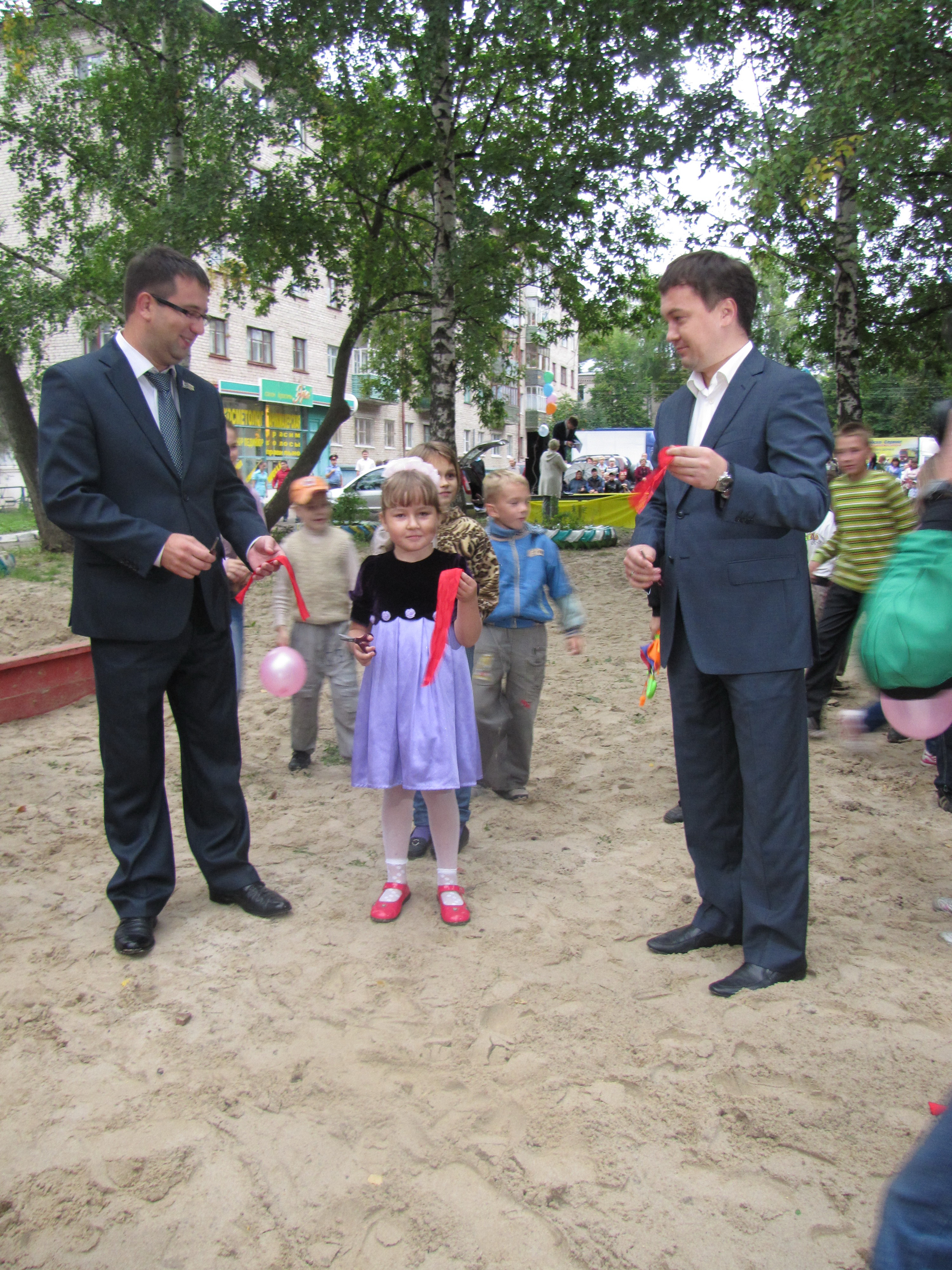 14:50_Детская площадка – подарок жителям ТОС «Уруковский» ко Дню города