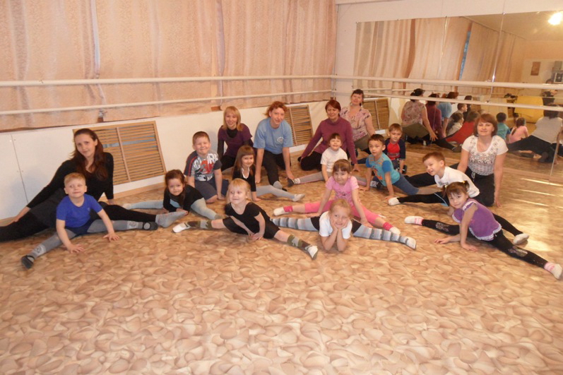 В клубе «Нарспи» ЦКС г. Чебоксары дети танцуют вместе с родителями