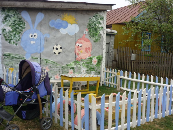 Новочурашевцы сооружают детские площадки.