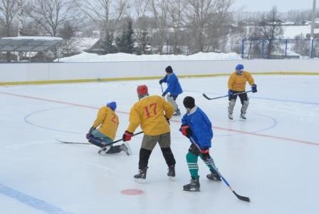 На ледовом катке Торханского КОЦ встретились хоккейные команды ветеранов. 