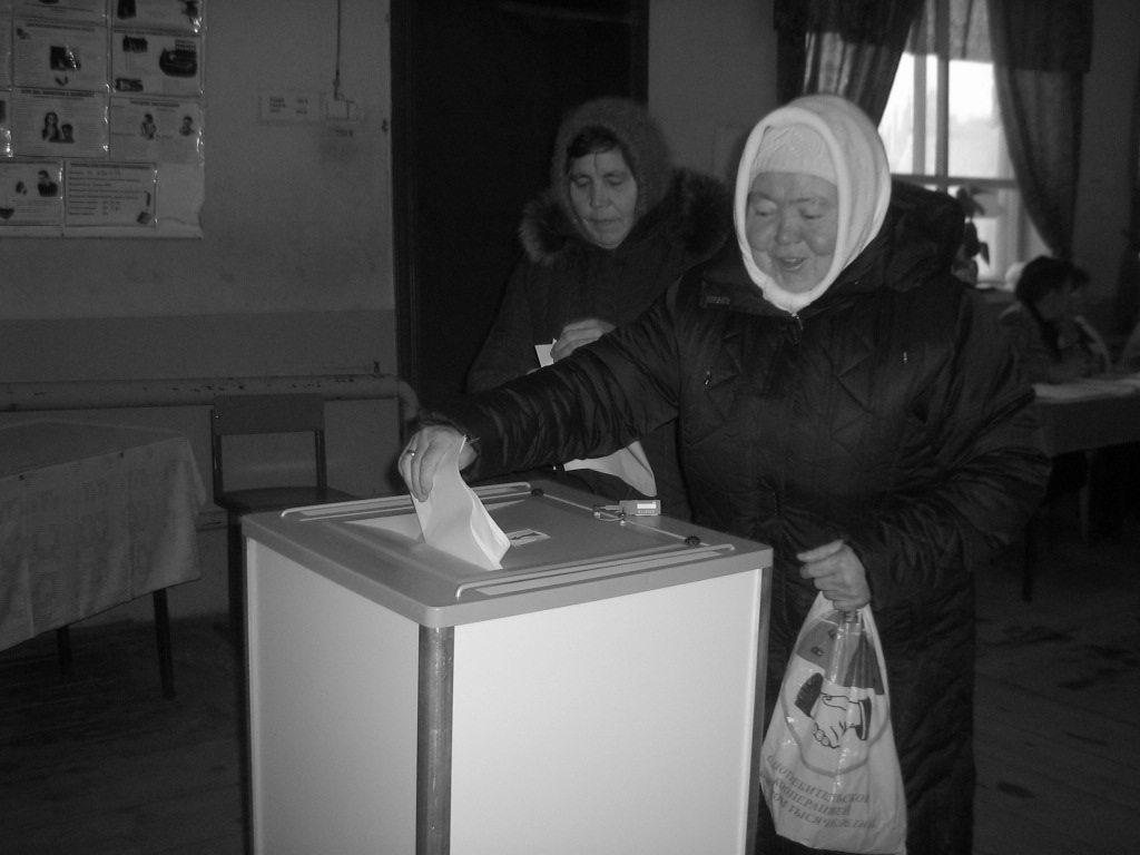 На избирательном участке идет голосование