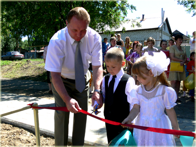 16:47 Во Всероссийский день семьи, любви и верности  в Алатыре открылась еще  одна детская  игровая  площадка
