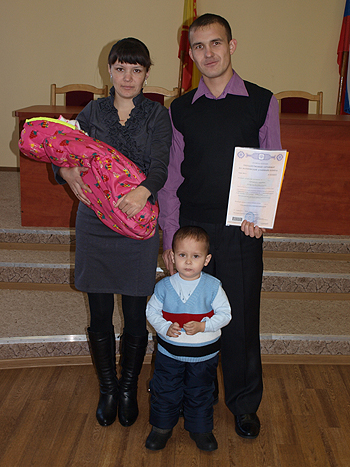 15:31 В канун Дня матери в Аликовском районе вручили сертификаты на материнский капитал