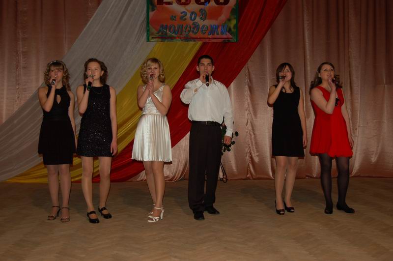 11:45 В п.Вурнары состоялся большой молодежный концерт, приуроченный Году молодежи в России и Году  земледельца в Чувашии